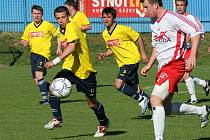 Fotbalisté Vrchoviny (ve žlutém Martin Mužátko) obdrželi na losovacím aktivu číslo jedna, které znamená dva úvodní zápasy na domácím hřišti.