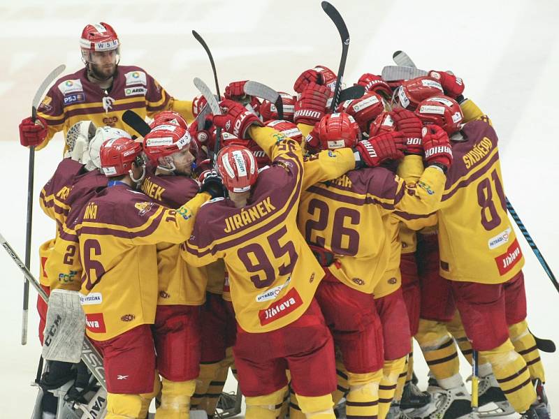 Jihlavští hokejisté měli v osmém zápase baráže o extraligu slavné Pardubice na kolenou, ale ve třetí třetině ztratili tříbrankové vedení. Dokázali se však z toho dostat a vybojovat cenný bod v samostatných nájezdech.