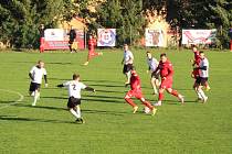 Fotbalisté Luk nad Jihlavou (v červeném) poslali do sítě Koutů pět přesných ran.