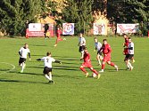 Fotbalisté Luk nad Jihlavou (v červeném) poslali do sítě Koutů pět přesných ran.
