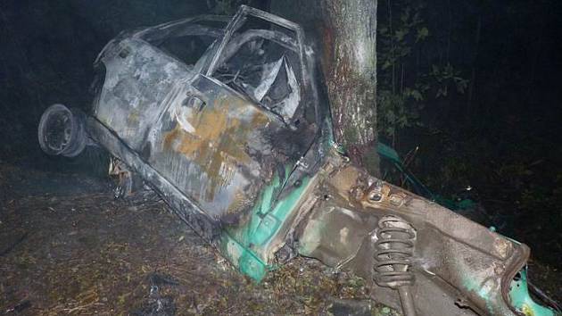 Zatím poslední autonehoda, kterou řidič zaplatil životem, se stala předevčírem před půlnocí u Nového Města na Žďársku (na snímku). Mladík v autě zahynul.