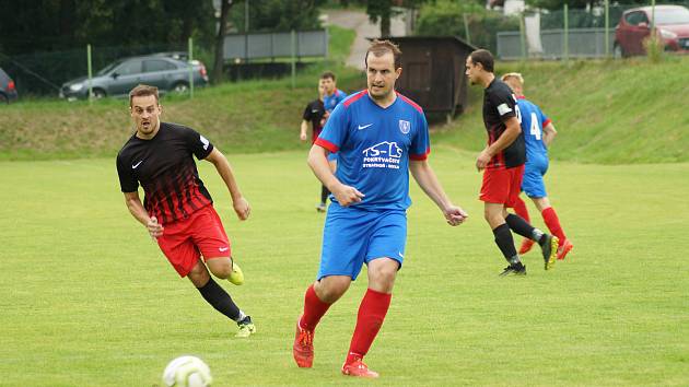 Fotbalisté Radešínské Svratky (v modrých dresech) nakonec 1. A třídu nezachránili. Pomoci jim mohlo spojení třebíčských klubů, to se však prozatím odkládá.