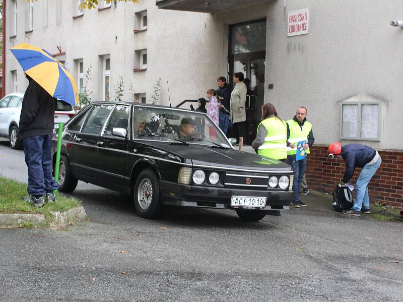 Zpestření. Zhoř na Jihlavsku čekalo o víkendu zpestření. Na své spanilé jízdě se v obci zastavila veteránská auta.