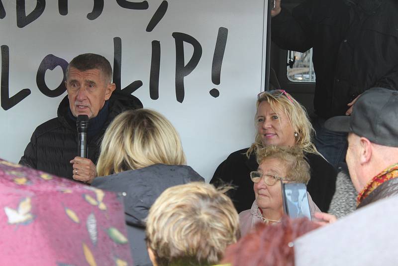 Andrej Babiš s dalšími čelními představiteli Hnutí ANO a Janou Nagyovou navštívil v pondělí tři města na Vysočině.
