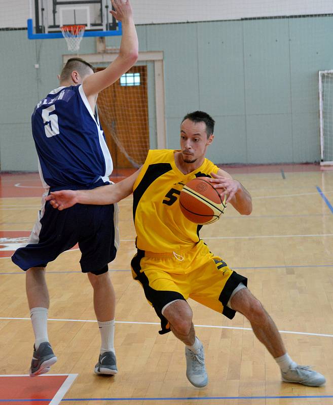 Jihlavští basketbalisté (ve žlutém) zvládli duel s Plzní na výbornou, radují se z výhry o 26 bodů.