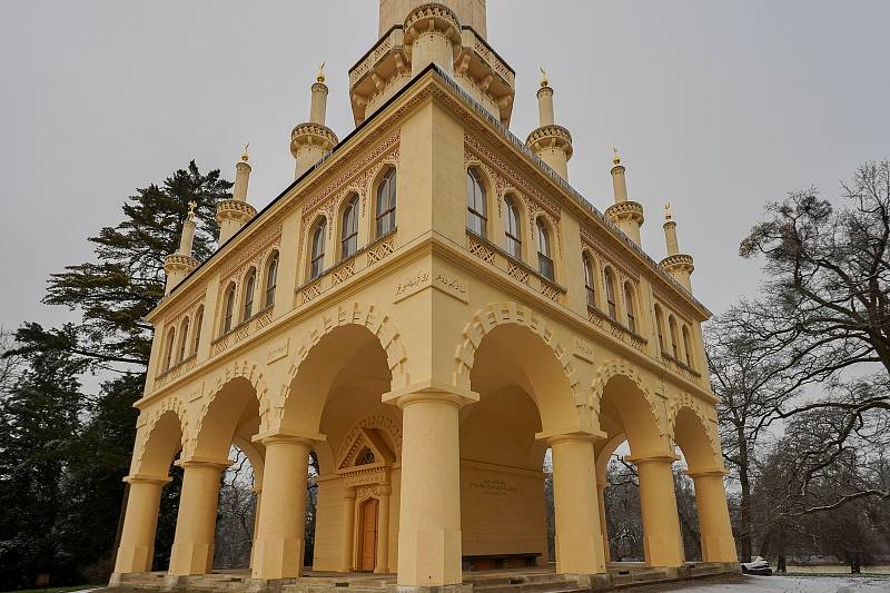 Minaret u Lednice na Břeclavsku v zimním hávu. Fasáda v přízemní části svítí novotou, 9.2.2021