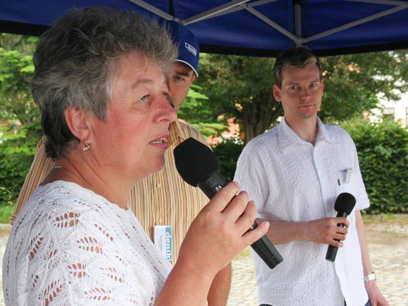 Starostka města Brtnice Marie Kružíková hovořila o kulturním dění ve městě. Vpravo šéfredaktor jihlavského Deníku Petr Šmergl.