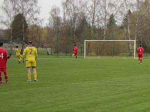 Fotbalisté Dobronína (ve žlutém) poslali do sítě SK Habry míč šestkrát.