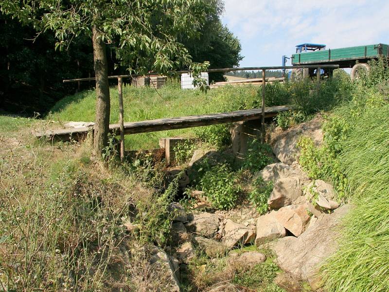  Takto vyschlý je jeden z přítoků řeky Brtničky v Brtnici na Jihlavsku. Korytem normálně protéká voda o hloubce do 50 centimetrů. 