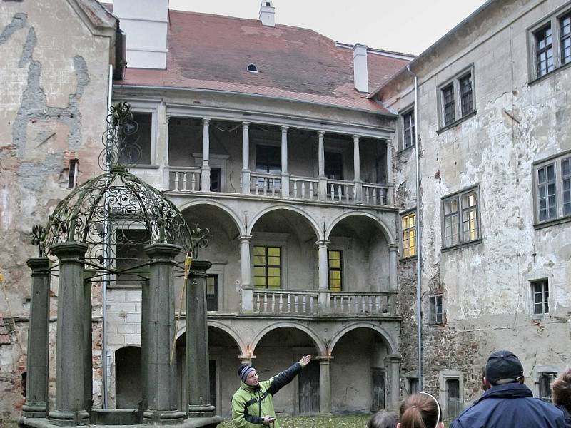 Obnovovat budou řemeslníci v rámci kurzu i zámek v Brtnici (na snímku).