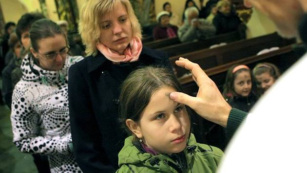 Symbol kříže z popela, který dělá kněz na čele věřícího, je převzatý z biblické tradice.