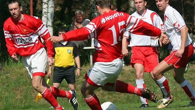  Stonařov (v tmavém) přišel v Rozsochách, které hrály celou druhou půlku v oslabení, o vedení a vítězství až ve druhé  minutě nastavení. 