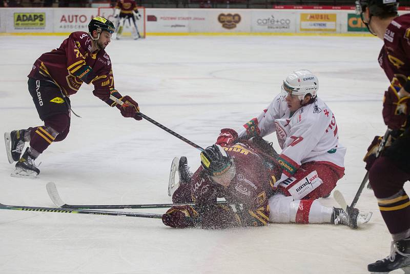 Hokejové utkání mezi HC Dukla Jihlava a HC Slavia Praha.