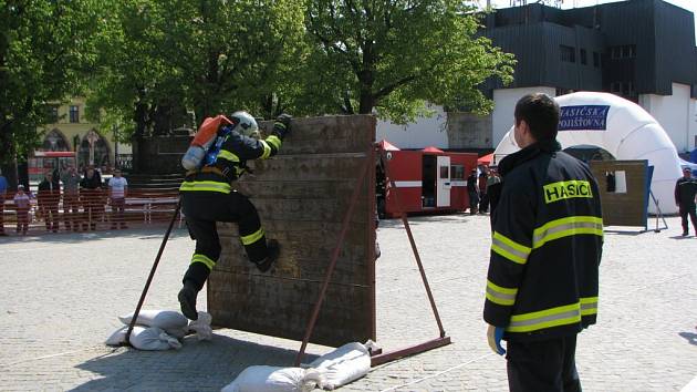 Profesionální i dobrovolní hasiči z Jihlavska měřili na jihlavském Masarykově náměstí síly v několika disciplínách.