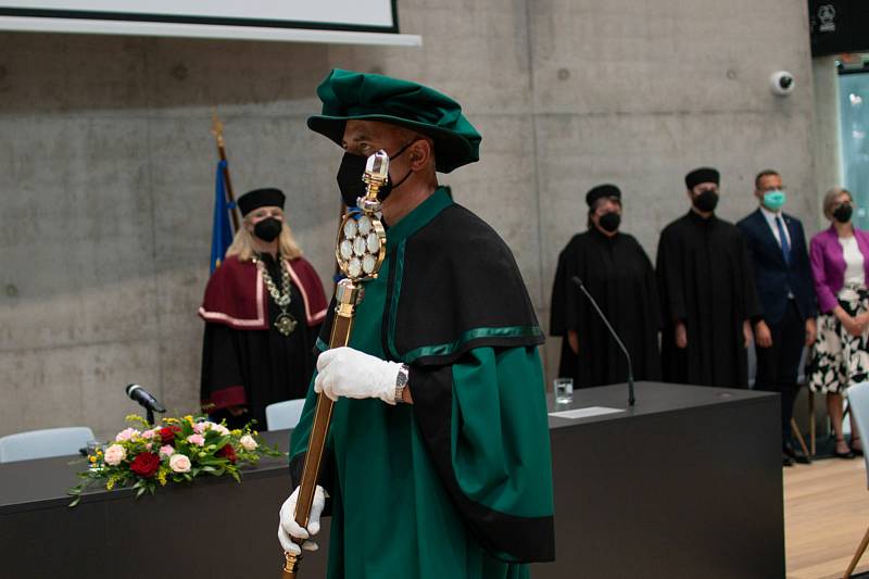 Nová aula hostila v půlce července promoce loňských absolventů Vysoké školy polytechnické Jihlava. Kvůli covidové pandemii s ročním zpožděním.