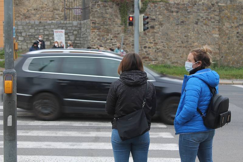 U frekventované křižovatky před Cityparkem měli roušku téměř všichni.