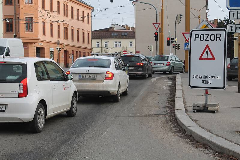 Lidé nový semafor kritizují, instalovanán byl nejen kvůli vzniku nové autobusové zastávky v lokalitě. Foto: Deník/Martin Singr