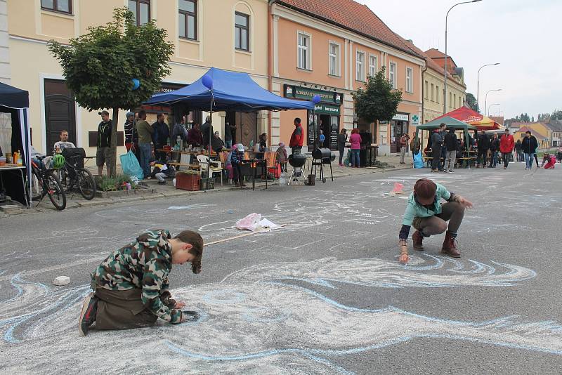 Náměstí v Třešti provonělo pečené maso, klobásy a podzimní tvoření. Děti se vyřádily na skákacím hradě, divokém jednorožci či při soutěžích o ceny.