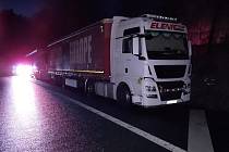 Na nebezpečně odstavené kamiony na dálnici D1 na Vysočině se zaměřili policisté z Velkého Beranova.