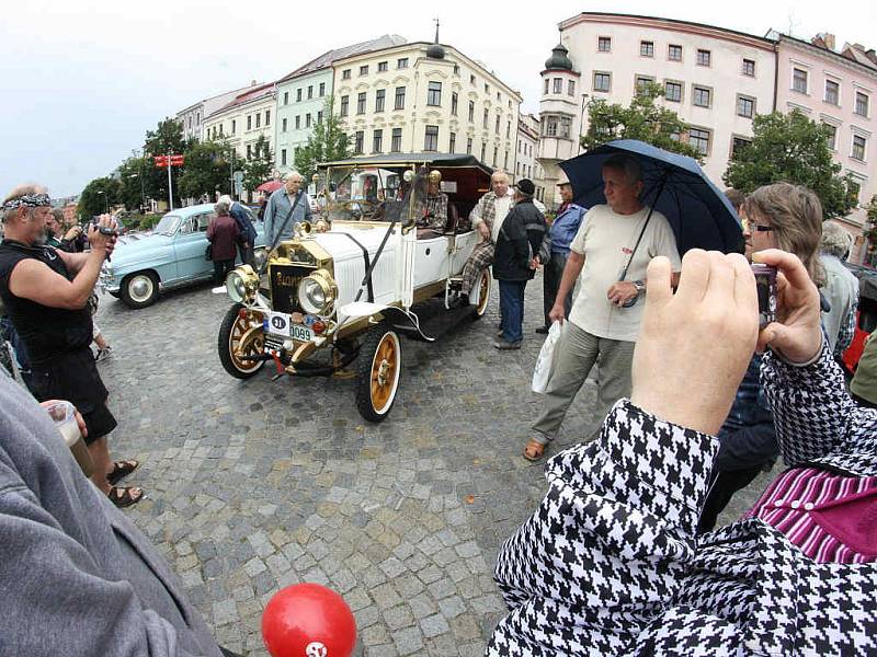 V sobotu dopoledne lákaly lidi do centra Jihlavy historické automobily a motocykly.