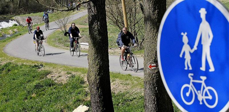 Cyklostezka Jihlava – Třebíč – Raabs  se v neděli dopoledne otevřela veřejnosti. Slavnostní akt si v Jihlavě na Masarykově náměstí a u základního kamene cyklostezky v Křižíkově ulici pod Brněnským mostem nenechalo ujít na pět set cyklistů.