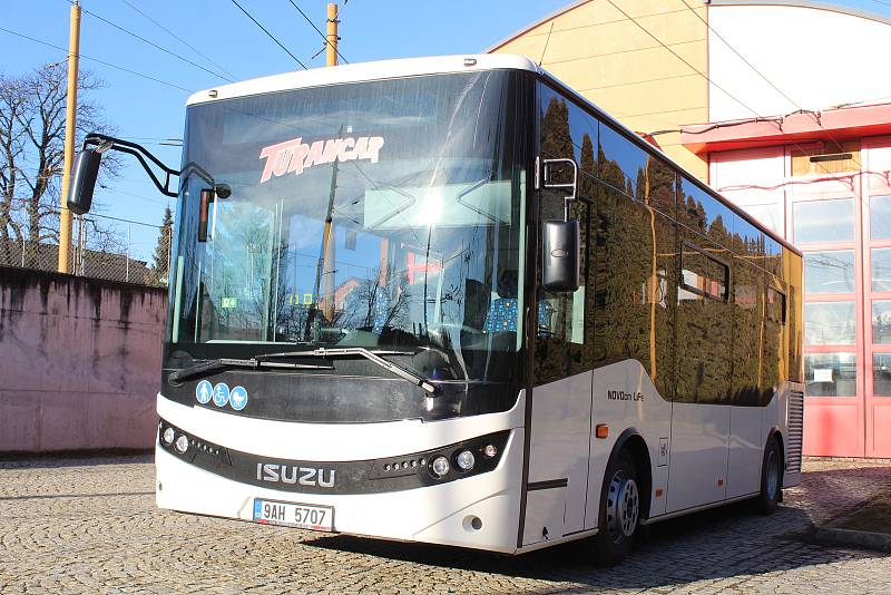 Osmimetrový midibus Isuzu NovoCity Life v Jihlavě.