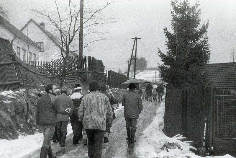 Masopustní veselí začíná po Třech králích. Průvody už druhým rokem nejsou, připomenout si je můžeme na historických fotkách. Tyto z Jezdovic u Třeště.