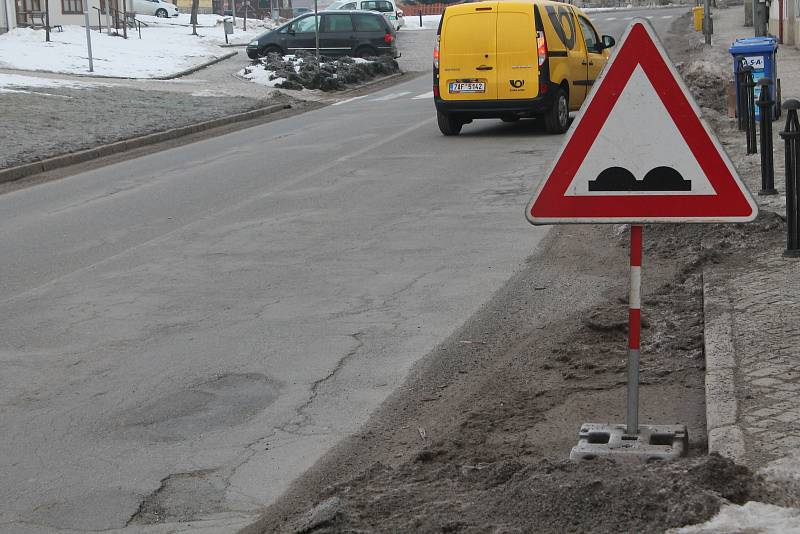 Centrum Třeště je plné výtluků.