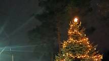 V Hybrálci u Jihlavy se o krásnou vánoční výzdobu postarala Karolína Buchtelová společně s několika dalšími nadšenci.