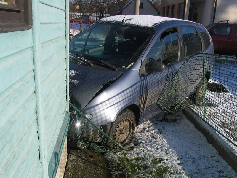 K dopravní nehodě osobního automobilu došlo v ulici 5. května v Jihlavě.