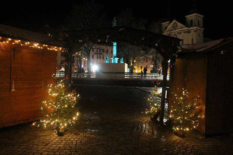 Centrum Jihlavy je krásně osvětlené, na kluzišti bruslí lidé, ta pravá adventní atmosféra ale chybí.