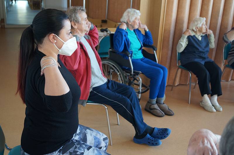 Lektorka Radka Sedmíková ukázala seniorům v domově v jihlavském Lesnově, jak mohou cvičit.