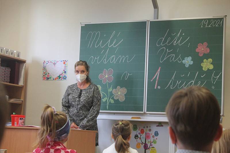 Jsme tady všichni noví, uklidňovala děti učitelka Dagmar Štěpánková v 1. A na ZŠ TGM.