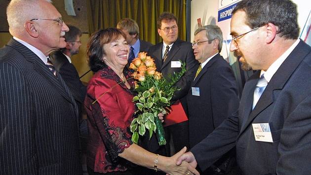 V prostorách třešťského Zámeckého hotelu se konalo slavnostní vyhlášení podnikatelských soutěží Firma a Živnostník roku 2007. Živnostníkem roku byl vyhlášen Dušan Tripal z Telče (na snímku přijímá gratulaci od Livie Klausové).