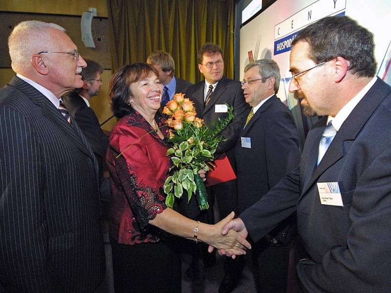 V prostorách třešťského Zámeckého hotelu se konalo slavnostní vyhlášení podnikatelských soutěží Firma a Živnostník roku 2007. Živnostníkem roku byl vyhlášen Dušan Tripal z Telče (na snímku přijímá gratulaci od Livie Klausové).