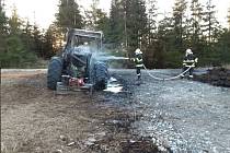 Požár traktoru a lesa u Ždírce na Jihlavsku.