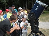 Přes padesát dětí se zájmem o astronomii obývá v těchto dnech hájenku Černé lesy u Brtnice. Na programu mají hlavně pozorování denní a noční oblohy.