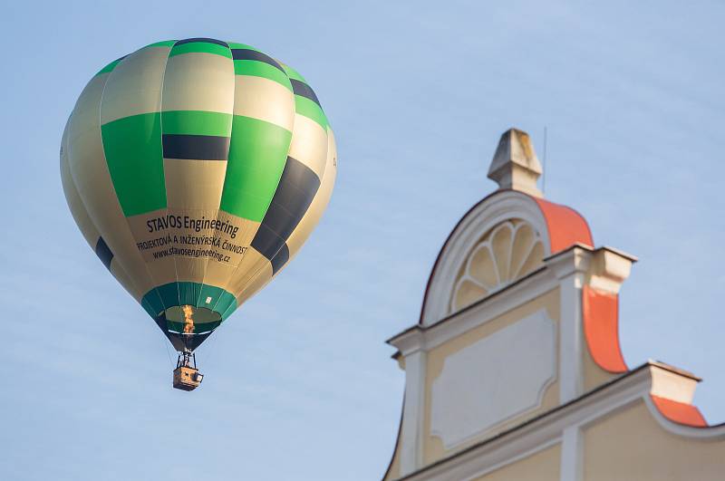 Horkovzdušné balony startovaly 25. srpna z telčského Náměstí Zachariáše z Hradce.