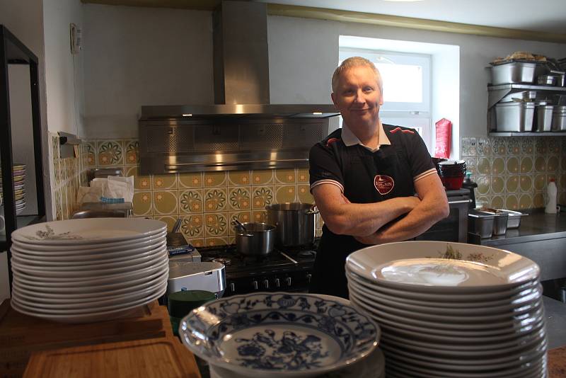 Během nucené pauzy Rémi Decroix vyměnil kuchařskou zástěru za montérky a dal se do práce, zkrášloval Bistrot de papa.