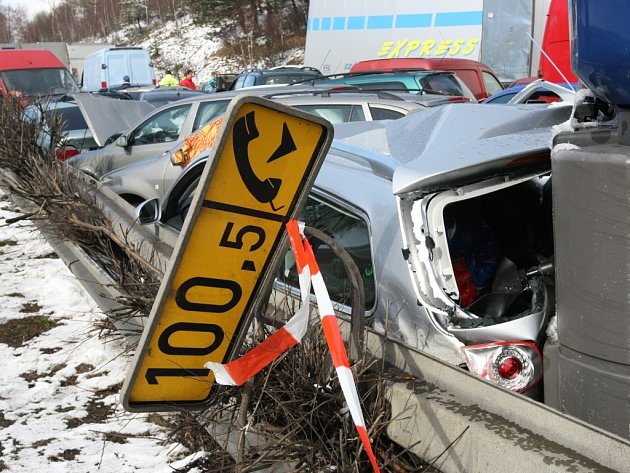 OBRAZEM: Uplynulo deset let od největší dopravní nehody