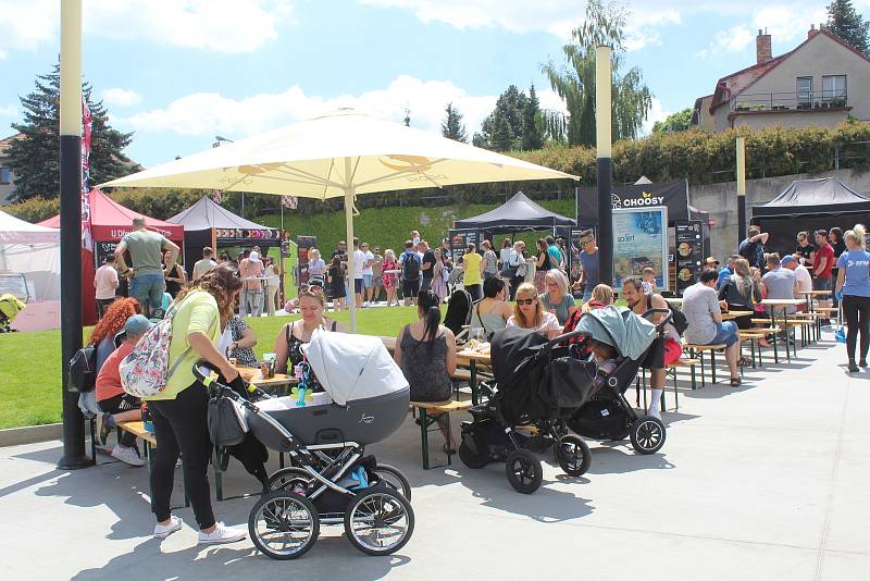 Burger Street Festival bude za jihlavským Cityparkem celý víkend. Lidé si mohou vybírat u více než desítky stánků.