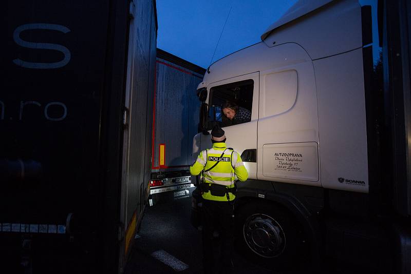 Na odstavných parkovištích na 111. km dálnice D1 se 21. března v časných ranních hodinách uskutečnila kontrolní akce Policie ČR zaměřená na nebezpečné nebo špatné parkování nákladních automobilů.