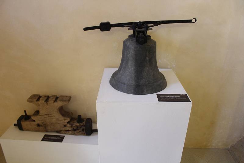 V kapli svatého Eustacha je výstava věnujíí se zvonům.