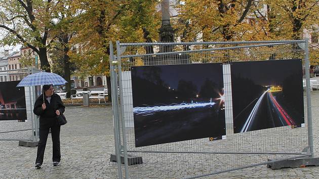 Milujeme Jihlavu je soutěž, která přilákala nejen amatérské fotografy. Nejlepší snímky jsou k vidění na jihlavském Masarykově náměstí až do konce měsíce.