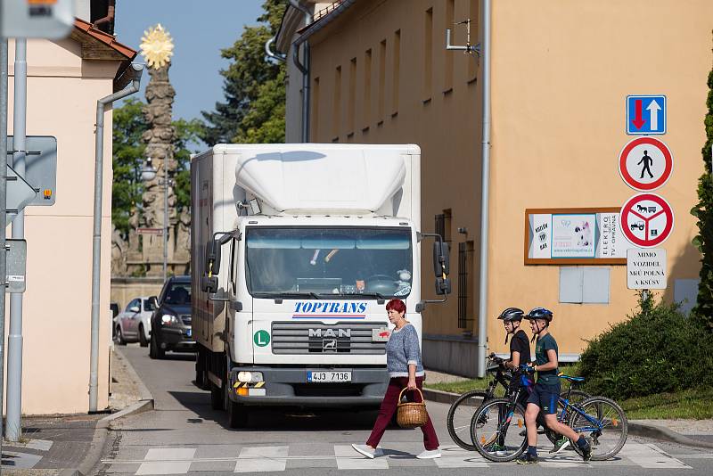 Nákladní automobily v centru Polné.