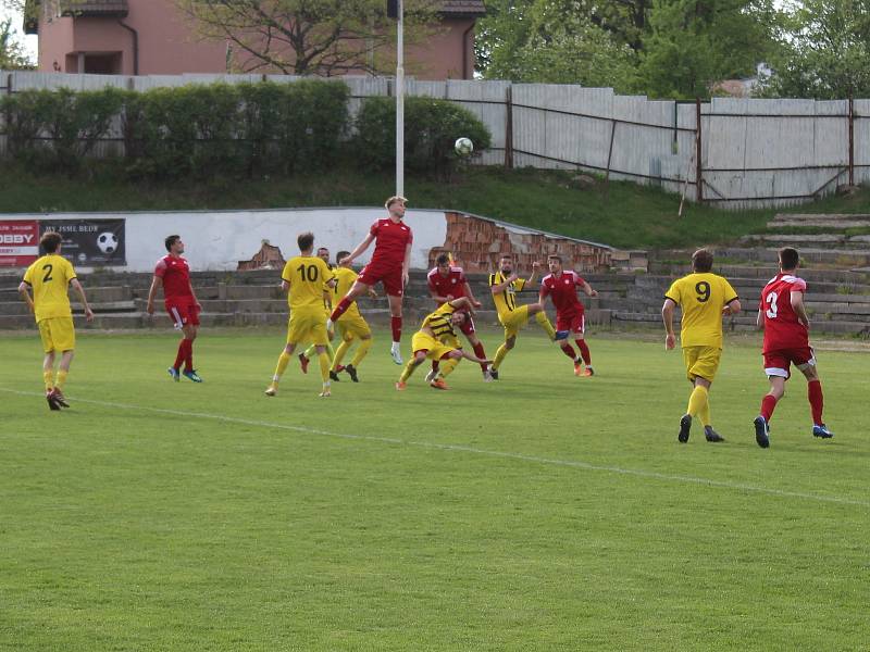 Ve šlágru 22. kola krajského přeboru Vysočiny se v existenčním duelu střetly Sokol Bedřichov (ve žlutém) a HFK Třebíč.