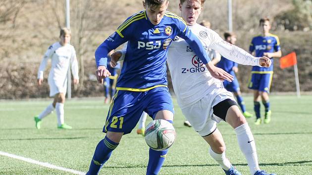 Fotbaloví starší dorostenci FC Vysočina všechna tři utkání dovedli do zdárného konce. Naposledy porazili i díky gólu Tomáše Lorence (v modrém) Třinec 2:0.