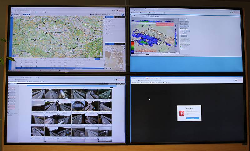 Informační tabule operačního systému ZZS Kraje Vysočina v Jihlavě.Vlevo nahoře systém dálnic, pod tím dálniční kamery. Vpravo nahoře informace o počasí, důležité pro leteckou výjezdovou skupinu.