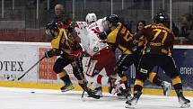 Ve 49. kole základní části letošního ročníku Chance ligy podlehli hokejisté Dukly Jihlava (v tmavém) juniorce Pardubic těsně 2:3.