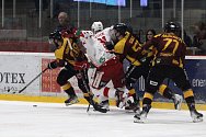 Ve 49. kole základní části letošního ročníku Chance ligy podlehli hokejisté Dukly Jihlava (v tmavém) juniorce Pardubic těsně 2:3.